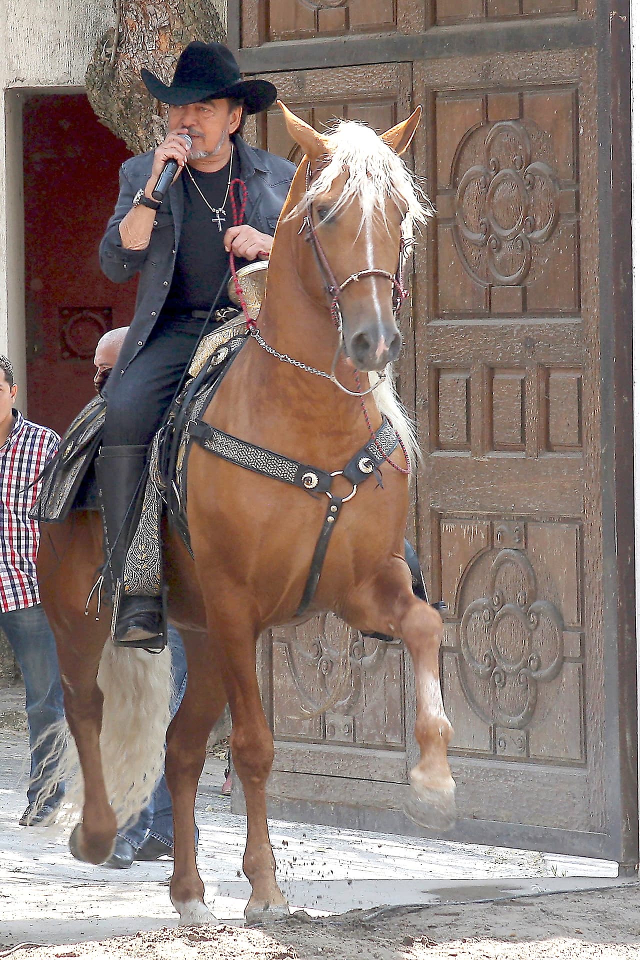 Ahí interpretó el tema central de la telenovela (del mismo nombre), el cual apareció en su álbum "No Es De Madera".