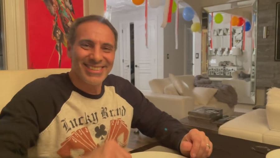 Porque además de cocinarle, le decoró la casa con globos y flores para darle un toque más festivo.