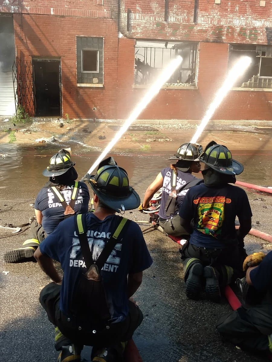 Bomberos tratan de apagar un incendio al norte del barrio de Lawndale. Por ahora no se ha informado qué pudo haberlo provocado.