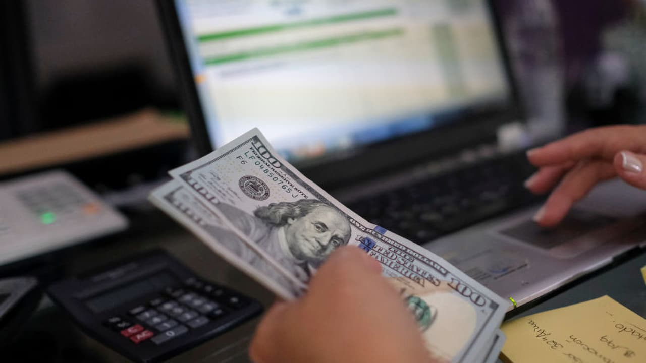 <b>Beneficios parciales: </b>
<br>Usted puede tener beneficios disponibles si acepta trabajo a tiempo parcial.
<br>Asegúrese de reportar 
<b>todos los <a href="https://www.univision.com/local/chicago-wgbo/cuarto-cheque-de-estimulo-3-millones-piden-mas-ayudas-ante-incremento-de-casos-de-coronavirus-fotos">salarios</a> brutos</b> cuando certifique los beneficios.