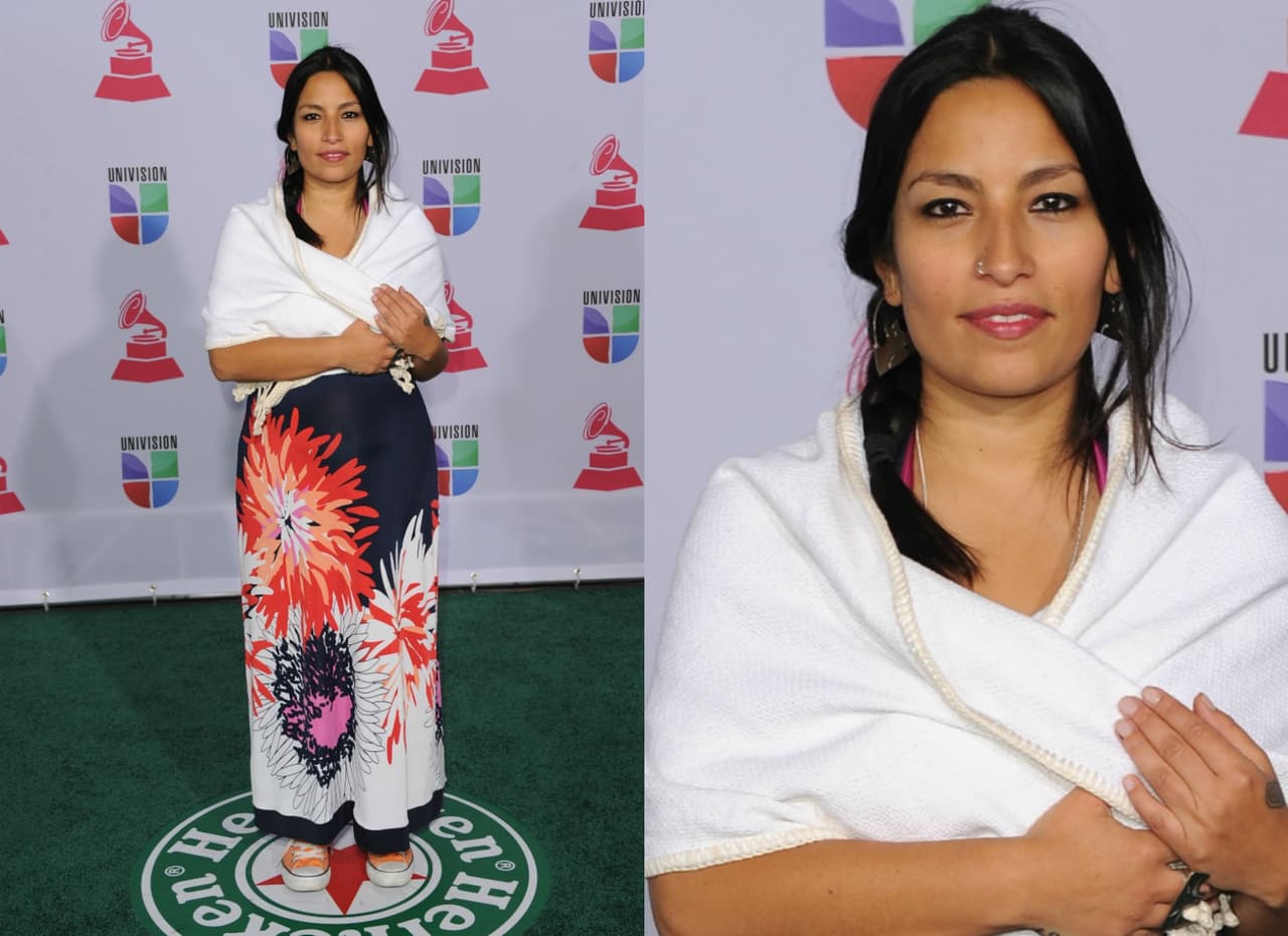 La cantante chilena Anita Tijoux parece que llegó en moto a la alfombra de Latin GRAMMY, porque se le despeinó la trenza.