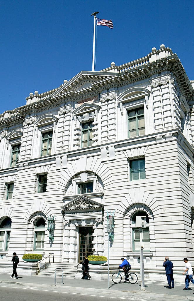 El pleito llegó a la Corte Federal de Apelaciones del Noveno Circuito, en su sede de San Francisco. Esta evaluó el caso y declaró que si el gobierno no tiene albergues, es "inconstitucional" castigar a quienes duermen en las calles, porque no pueden pagar por un techo, ni por comida.