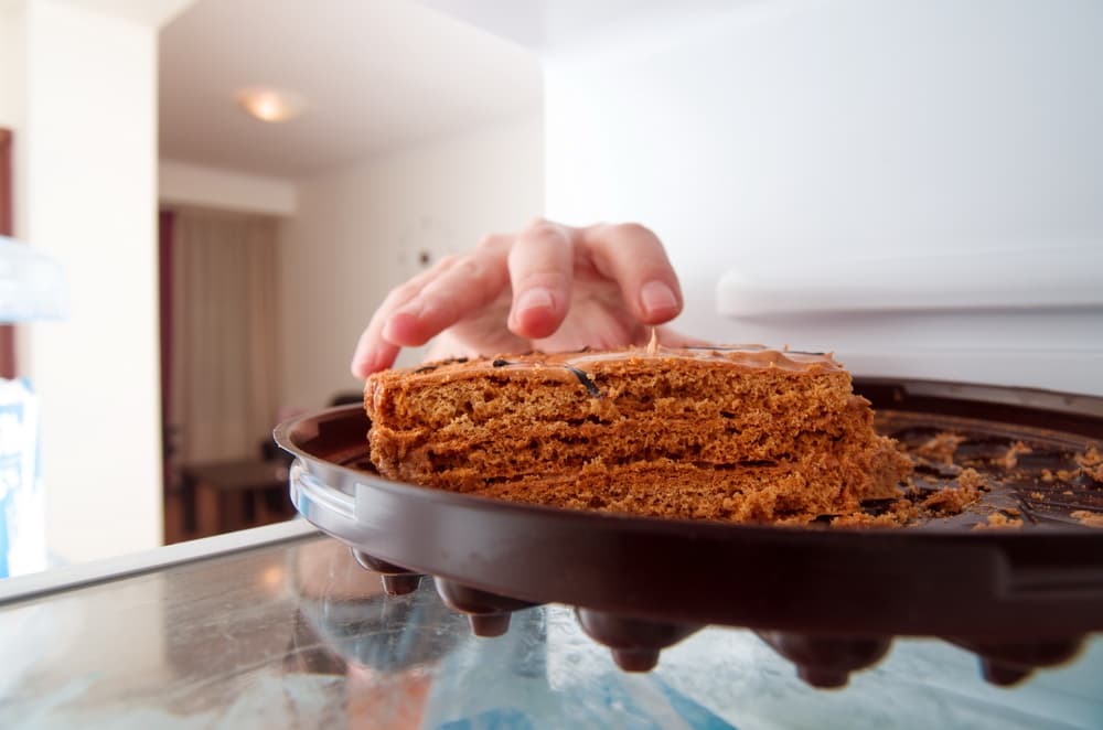 <b>Escorpión - Regido por Plutón y corregido por Marte</b>
<br>
<b>Comidas “secretas” a hurtadillas</b>
<br>Todo lo secreto y misterioso es parte de la naturaleza escorpiónida y en cuestiones gastronómicas más aún. Tiendes a engañarte a ti mismo comiendo lo que sabes te engorda pero justificándote siempre “es solamente un poquito, es hoy por ser domingo, mañana lo bajo en el gimnasio” y excusas similares.