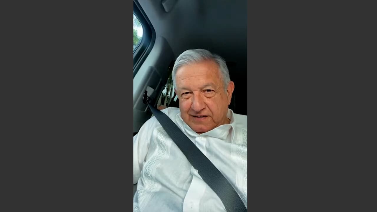 AMLO transmitió la 'mañanera' desde un celular y encerrado en su auto debido a una protesta