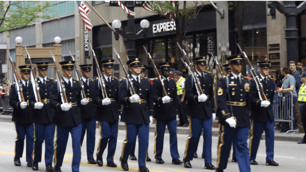 Para conmemorar el fin de semana de los Caídos la ciudad de Chicago estará celebrando este desfile en honor a los militares caídos en servicio. La ceremonia tendrá lugar este sábado 28 de mayo en la plaza Daly a las 11 am. El desfile empezará en la calle State hasta la calle Lake hacia Van Buren al mediodía.