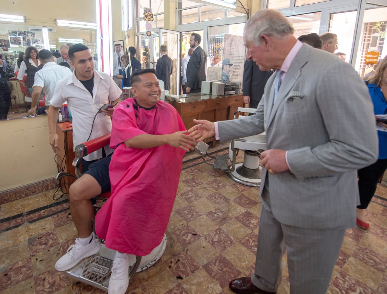 El príncipe Carlos, por su parte, entró a una barbería tradicional, donde saludó a Alvin Quijano.