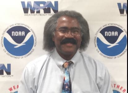 Ivory Small, meteorólogo de la Oficina Nacional de Administración Oceánica y Atmosférica en San Diego, California.