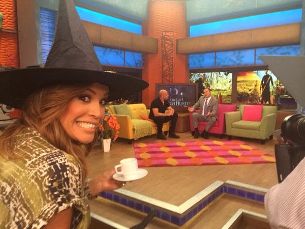 ¡Al acecho! Karla Martínez vestida de brujita, pero no de la película de Vin Diesel.