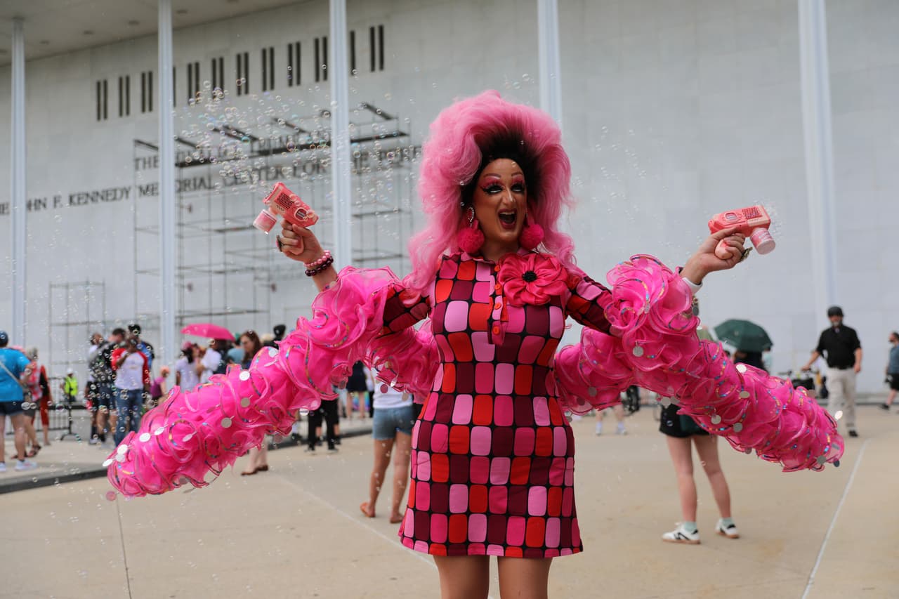 La drag queen Tara Hoot, quien ha protestado contra la inclusión del nombre del presidente Donald Trump en el Centro Kennedy, celebra frente al centro el viernes 12 de junio.