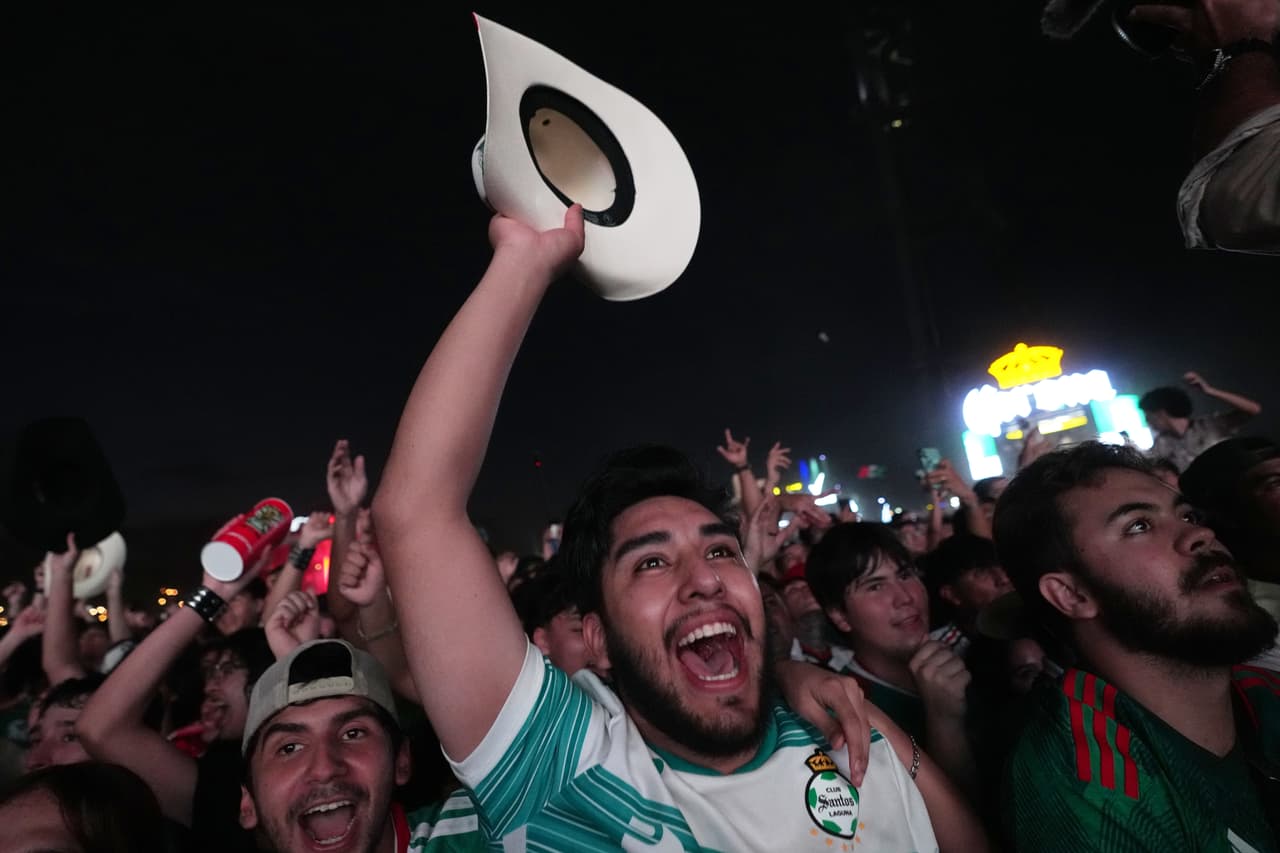 Aficionados celebran tras el gol de Luis Romo de México durante un partido del mundial de futbol entre la selección mexicana y la de Corea del Sur, el jueves 18 de junio de 2026, en la Fan Zone de la FIFA en Monterrey, México.