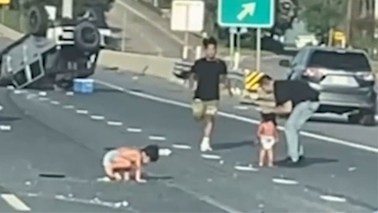 Lo que hay detrás del video de dos niños en medio de una autopista tras salir expulsados de un auto