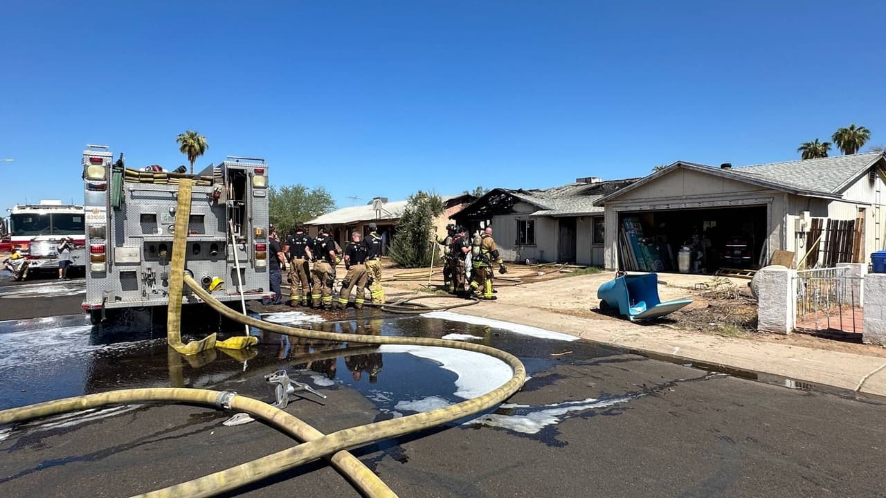 Al llegar a la vivienda encontraron llamas y humo saliendo del techo la casa, el cual amenazaba con destruir toda la propiedad y extenderse a las viviendas cercanas.