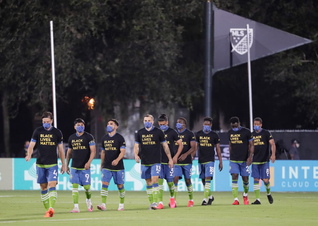 Iniciaron el partido con una protesta pacífica contra el racismo, portando camisetas con la leyenda ‘Black Lives Matter’.