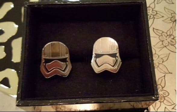 El esposo de Sofía Vergara es tan fan de la saga que para el estreno de 'El despertar de la fuerza' presumió estas mancuernillas inspiradas en 'Capitán Phasma', otro de los personajes de la cinta.