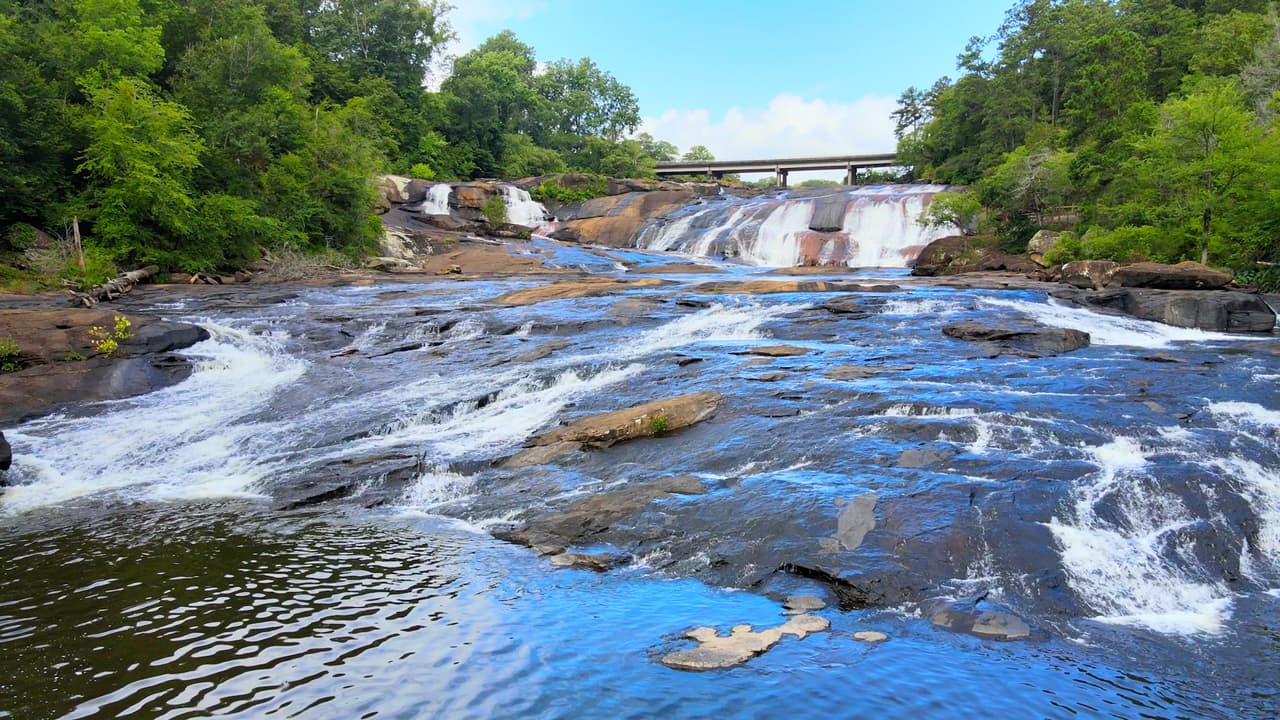 Conoce más sobre High Falls State Park,
<b><a href="https://gastateparks.org/HighFalls">aquí</a></b>.