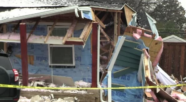 Cinco personas estaban en la vivienda y fueron transportadas al hospital.