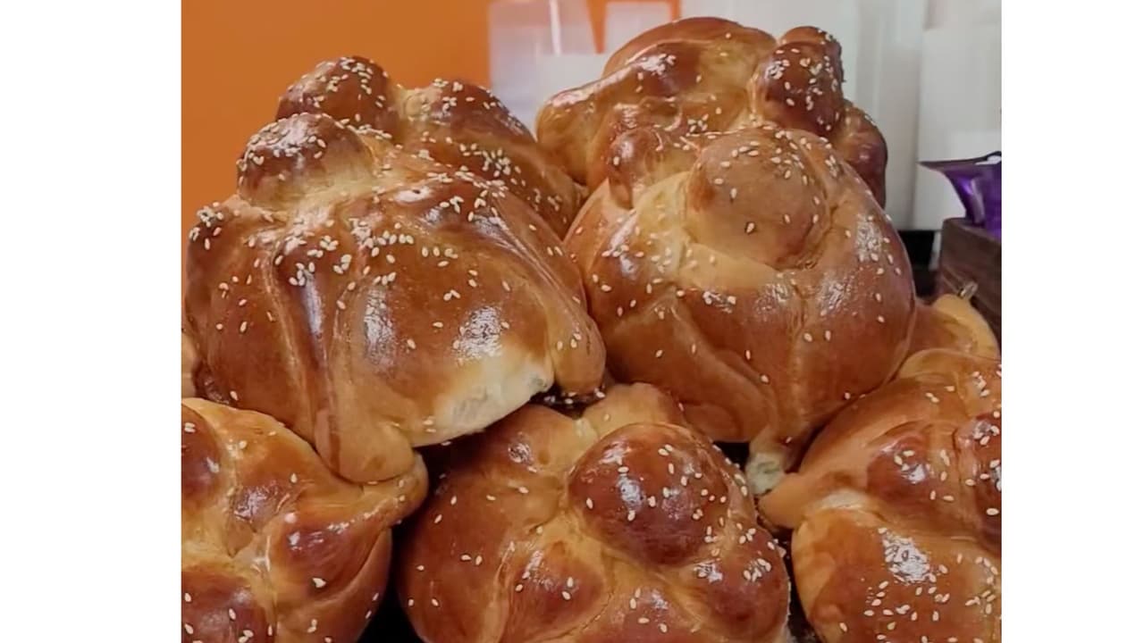 <b>La Popular</b>
<br>Esta panadería tiene pan de muerto y chocolate caliente para disfrutar completo de esta tradición. Además, ofrece una variedad de pan dulce, pasteles de fiestas y si te quieres ir preparando, también hacen rosca de reyes. Tiene estas tres sucursales: 
<br>
<br>
<b>La popular panadería #2 </b>
<br>
<a href="https://www.google.com/maps/place/La+popular+panader%C3%ADa+%232/@32.6811615,-96.5956455,15z/data=!4m6!3m5!1s0x864ebb138f8da1e5:0xc020804a93f686bf!8m2!3d32.6811615!4d-96.5956455!16s%2Fg%2F11hj76rsnv?entry=ttu" target="_blank">1512 S Beltline Rd, Dallas, TX 75253</a>
<br>
<b>La Popular Panadería</b>
<br>
<a href="https://www.google.com/maps/place/La+Popular+Panaderia/@33.0321063,-96.6984695,17z/data=!3m1!4b1!4m6!3m5!1s0x864c1907af6d4129:0x29add4bc764a40e5!8m2!3d33.0321063!4d-96.6984695!16s%2Fg%2F1ptxpf5tj?entry=ttu" target="_blank">2504 K Ave, Plano, TX 75074</a>
<br>
<b>La Popular Panadería #3</b>
<br>
<a href="https://www.google.com/maps/place/La+popular+panader%C3%ADa+%233/@32.763632,-96.6541595,12z/data=!4m6!3m5!1s0x864ea5aa2e6d886b:0x218fe6ef6da24c6f!8m2!3d32.7636894!4d-96.5839283!16s%2Fg%2F11h_vbjbf0?entry=ttu" target="_blank">1200 E Davis St, Mesquite, TX 75149</a>