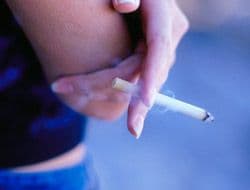 Por supuesto, elementos como el cigarro, el alcohol y la falta de sueño son los enemigos #1 de la belleza de la piel. Así que no hay terapia que ayude si consumes estos elementos.