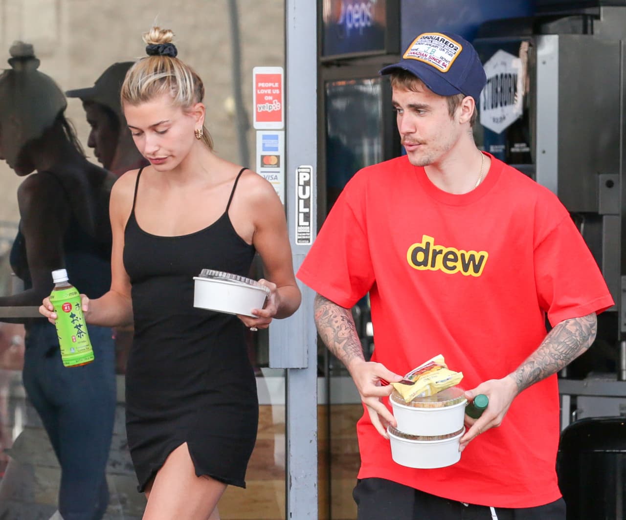 "Es importante que las personas tengan algo en qué creer. Por cierto, no tiene que ser el cristianismo. La iglesia a la que voy es lo que creo que es verdad, pero eso no significa que vaya a ser verdad para ti o para otra persona. La espiritualidad y tener algo para centrarse es importante", dijo Baldwin.