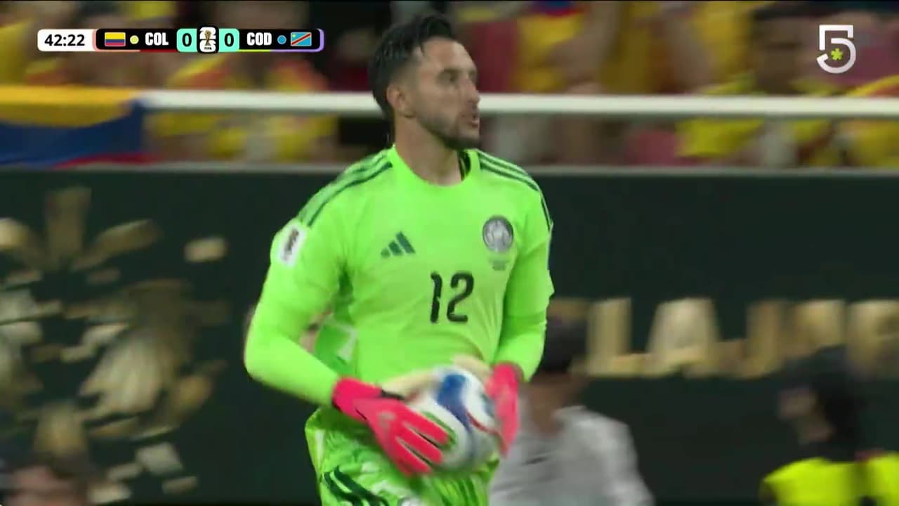 ¡Camilo Vargas hace un atajadón en el Colombia vs. RD Congo y aplaude todo Guadalajara!