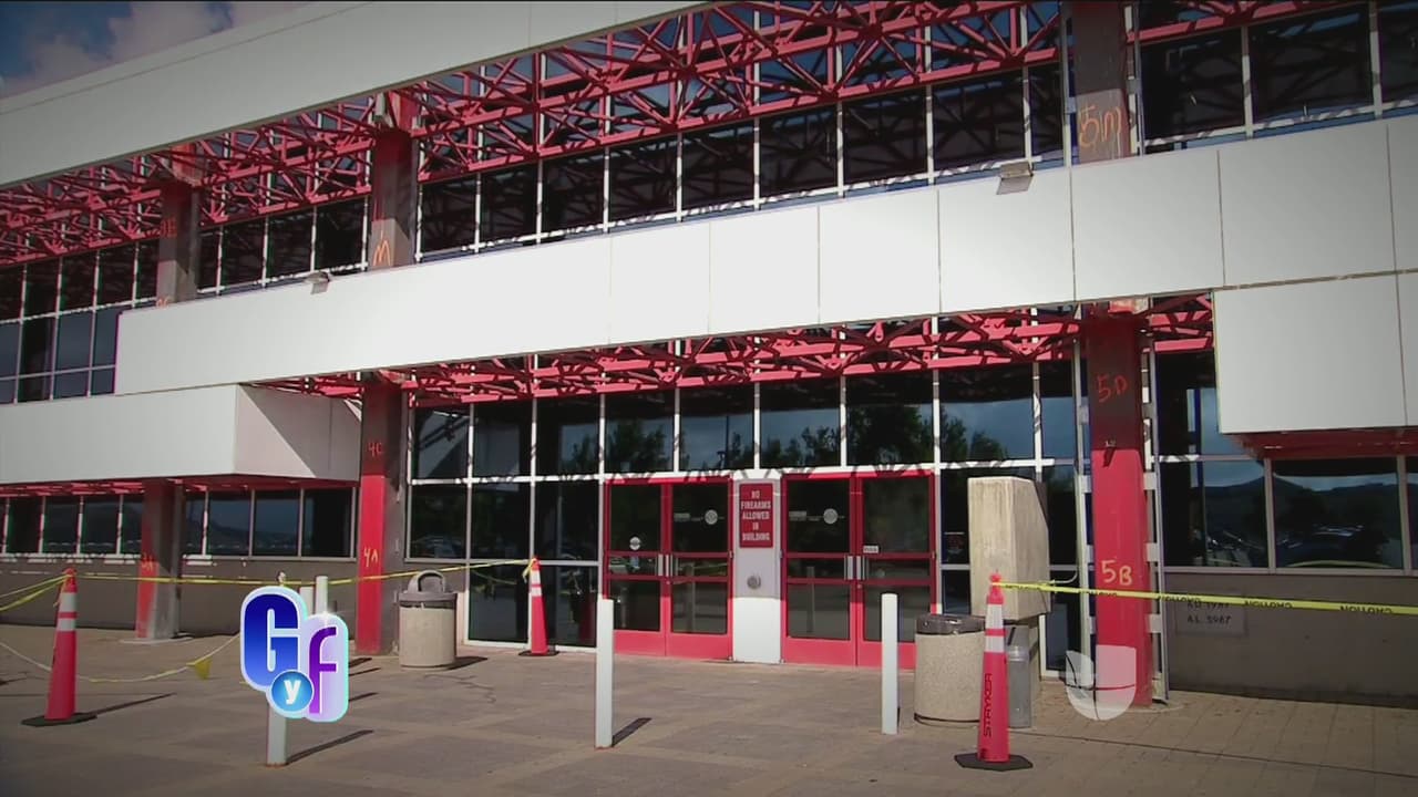 Dicen que el cantante llegó solo vestido con uniforme azul y no le permitieron visitas ni llamadas telefónicas.