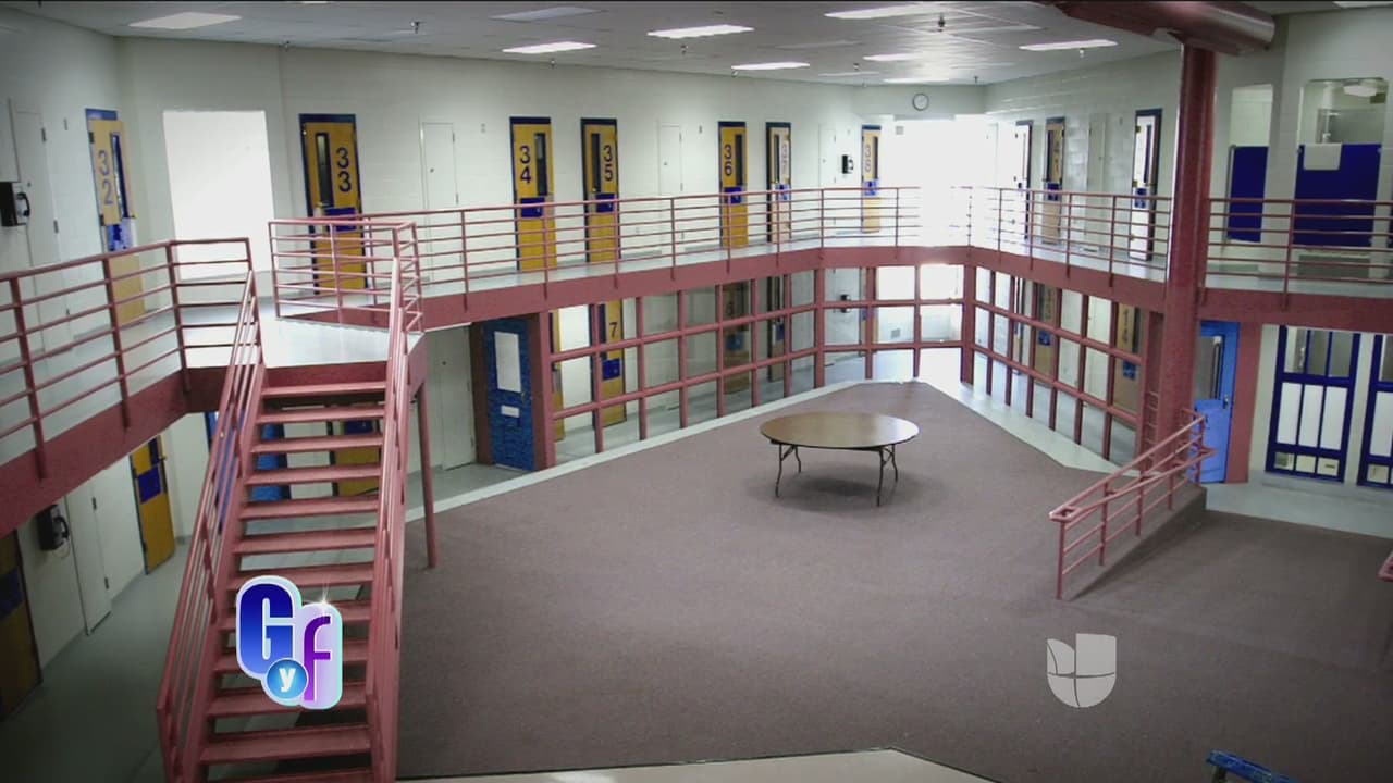 Debido a que es Larry es una figura pública, fue llevado a una celda aparte para evitar que otros reos lo reconocieran. Se dio a conocer que todo el tiempo estuvo escoltado, incluso cuando iba al baño, por los dos agentes que lo acompañaron en su trayecto.