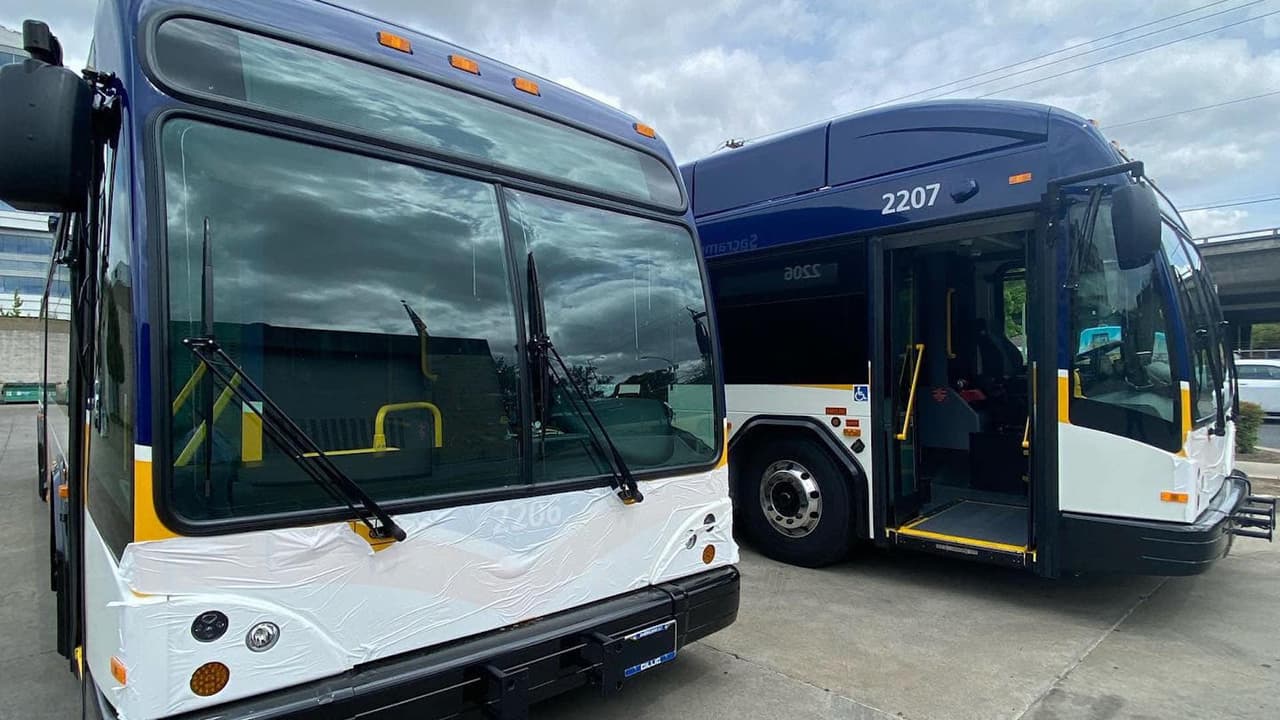 Con esta medida se busca
<b>arreglar baches y reparar calles dañadas</b>; proporcionar rutas seguras a la escuela; ampliar los servicios de tránsito asequibles para personas mayores y discapacitadas; eliminar cuellos de botella y mejorar los tiempos de respuesta ante emergencias; así como reducir la congestión del tráfico y mejorar la calidad del aire.