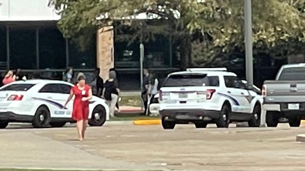 No se dieron a conocer más detalles sobre el estudiante que está bajo la custodia de las autoridades. La investigación en este caso continúa.