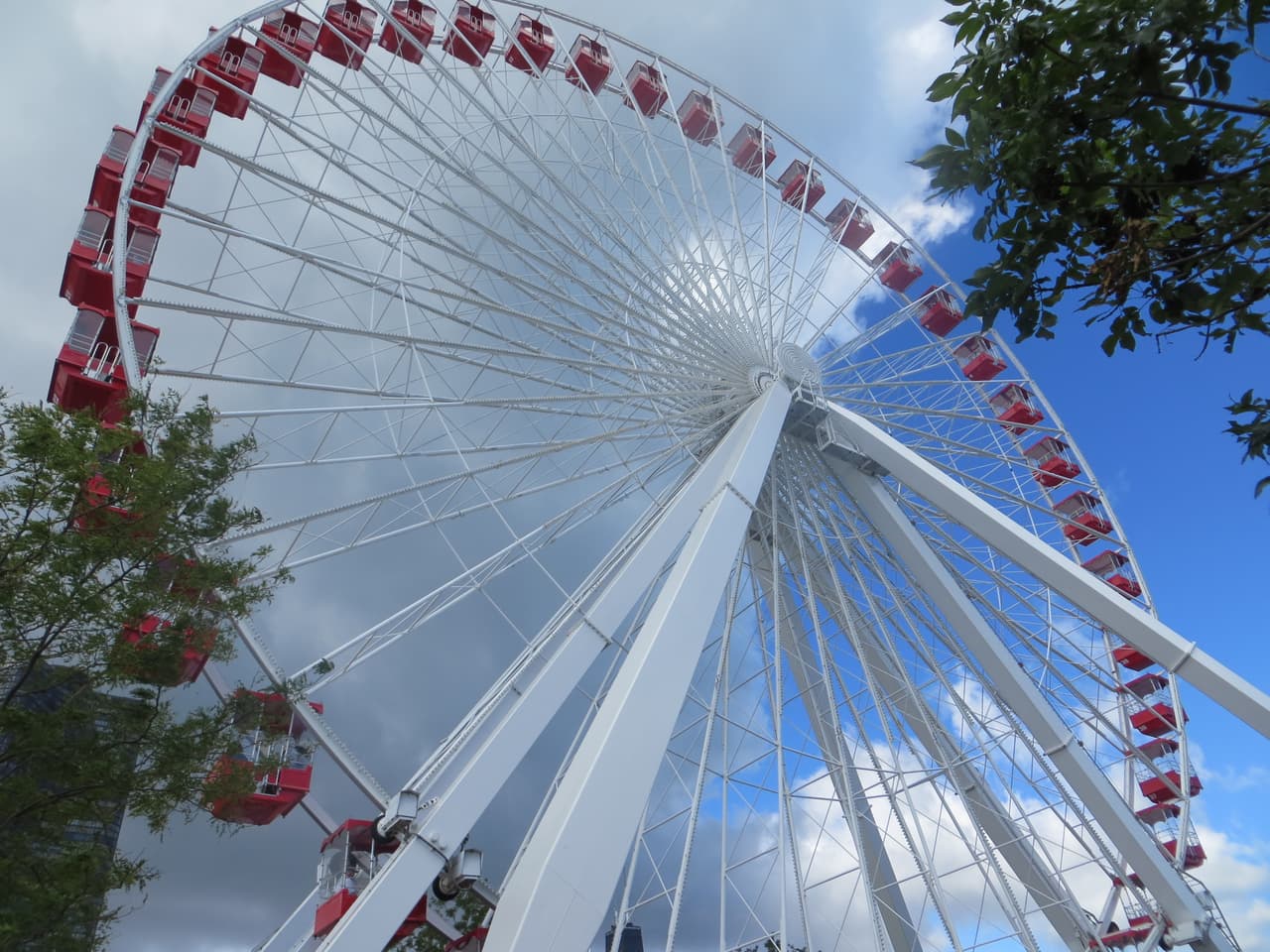 La nueva Ferris Wheel pesará 992,080 libras, mientras que la actual pesa 485,00 libras.