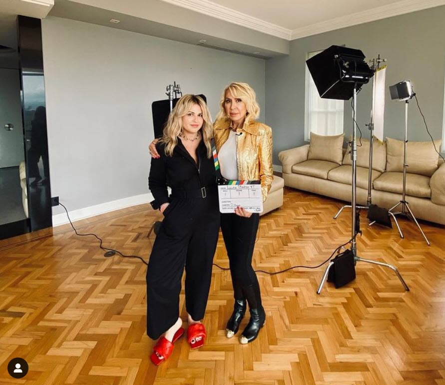 La más reciente foto que ella tiene de Laura Bozzo fue fechada el pasado 4 de agosto y se tratan de imágenes que fueron
<b><a href="https://www.instagram.com/p/CSKtMO6BoMF/" target="_blank"> tomadas a la peruana para una revista. </a></b>
<br>