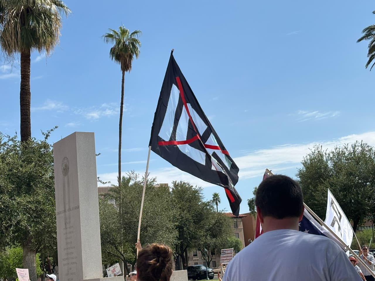 A pesar de las altas temperaturas, los manifestantes portaban pancartas y gritaban consignas en contra de 
<b>políticas de la administración Trump, como las que se han tomado en materia migratoria, o los recortes a Medicaid</b>.