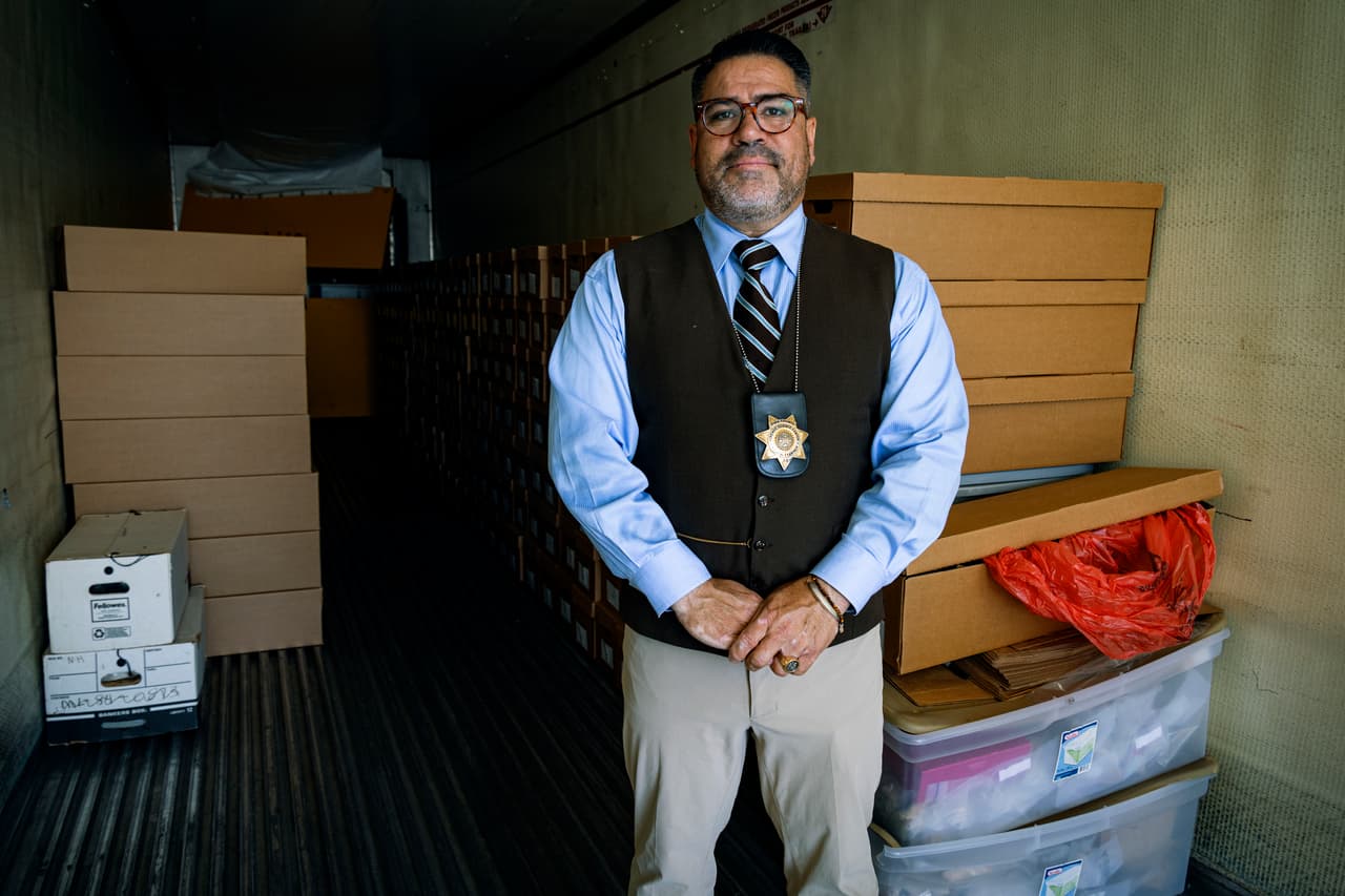 Gene Hernández trabaja en la Oficina del Médico Forense de Pima y parte de su trabajo es ayudar en la identificación de restos de inmigrantes hallados en el desierto de Arizona.