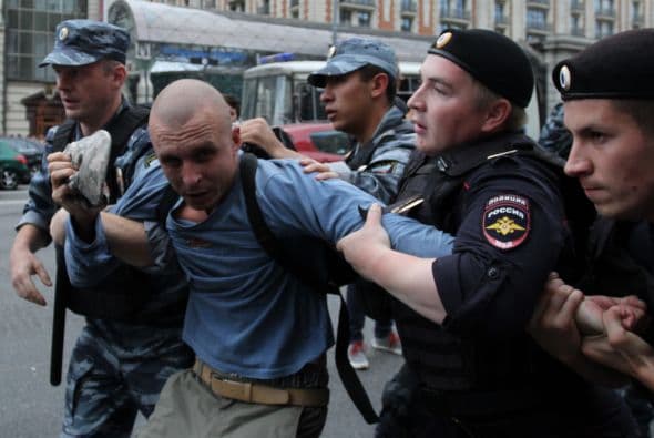 El alcalde en funciones de Moscú, Serguéi Sobianin, se pronunció a favor de que el dirigente opositor Alexéi Navalny se presente a las elecciones al Ayuntamiento de la capital rusa del próximo 8 de septiembre. Navalny decidió retirar su candidatura tras ser condenado la víspera a cinco años de cárcel en un caso de robo de madera y fraude, lo que de hecho le inhabilitaba para tomar parte en unas elecciones. Después de su arresto, condena y posteriores demostraciones en St. Petersburg y otras ciudades rusas, el bloguero fue puesto en libertad en forma inesperada. Al quedar en libertad hasta que se resuelva la apelación de la sentencia, el opositor podría concurrir teóricamente a los citados comicios. Tras abandonar la prisión preventiva de la ciudad de Kírov, unos 900 kilómetros al este de la capital, Navalny señaló que tomara una decisión cuando vuelva a casa. Mientras, el veterano opositor liberal, Borís Nemtsov, animó hoy a Navalny a postular su candidatura, "continuar hasta el final y ganar". "Estoy convencido de que si en las elecciones recibe más de un millón de votos, no se atreverán a encerrarlo. La garantía de inmunidad de Navalny depende directamente del apoyo popular", apuntó. Navalny, bloguero anticorrupción que sacó a la luz los trapos sucios del partido del Kremlin, era considerado hasta su condena ayer a cinco años de cárcel el dirigente opositor con mayor gancho electoral. Los analistas no creen en una posible victoria de Navalny en las elecciones a la alcaldía, pero consideran que su condena sí puede traerle réditos electorales. Uno de los organizadores en diciembre de 2011 de las mayores protestas antigubernamentales desde la caída de la Unión Soviética, Navalny fue el dirigente más votado cuando la oposición extraparlamentaria decidió crear un consejo coordinador.