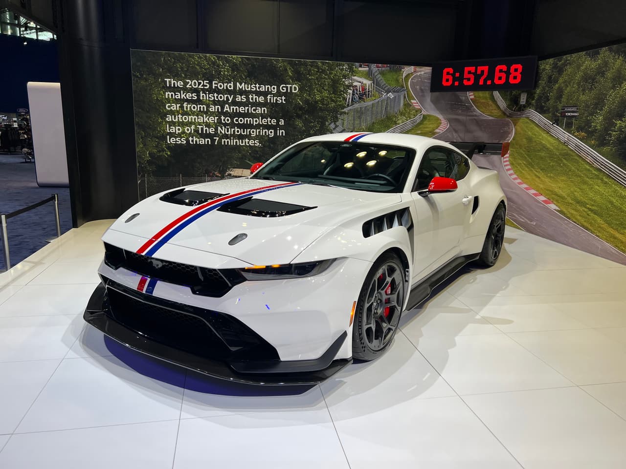 El Ford Mustang 2025 presume sus logros, destacando, en tiempos de 
<b><a href="https://www.univision.com/noticias/estados-unidos/los-aranceles-de-trump-son-significativamente-mayores-a-los-esperados-y-elevaran-la-inflacion-advierte-jerome-powell-jefe-de-la-fed" target="_blank">aranceles</a></b>, que es un vehículo construido en Estados Unidos.