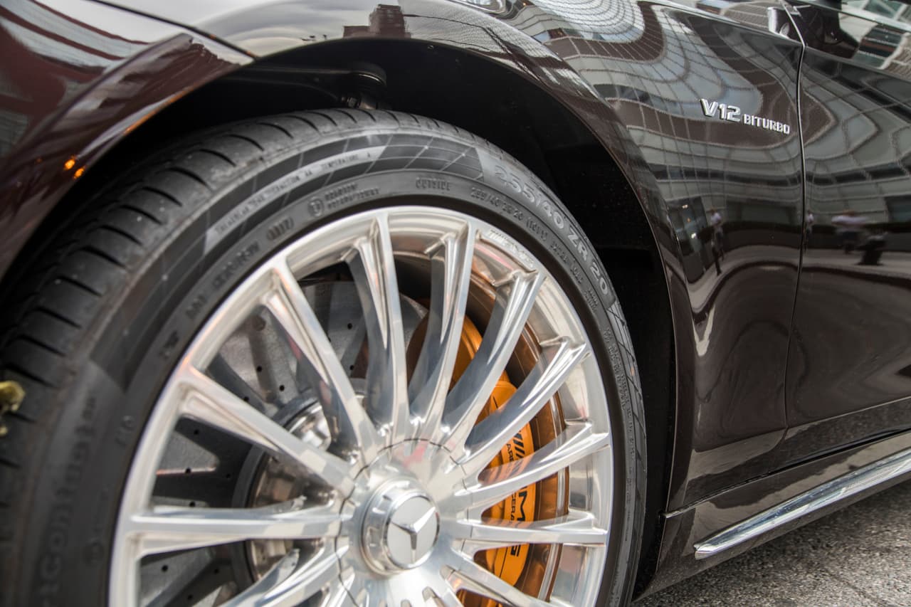 Un gran poder trae grandes responsabilidades, una de ellas es frenar a tiempo. Pinzas frontales rígidas de 6 pistones muerden a unos discos perforados de 15.4 pulgadas. A Mercedes-AMG le drara mucho gusto instlarle unos frenos opcionales de compuestos cerámios con mayor capacidad de frenado a los vehículos de aquellos cliebtes que deseen un poder de frenado mayor aún.