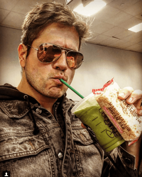 Y las consiente con fotografías que comparte en las redes sociales.