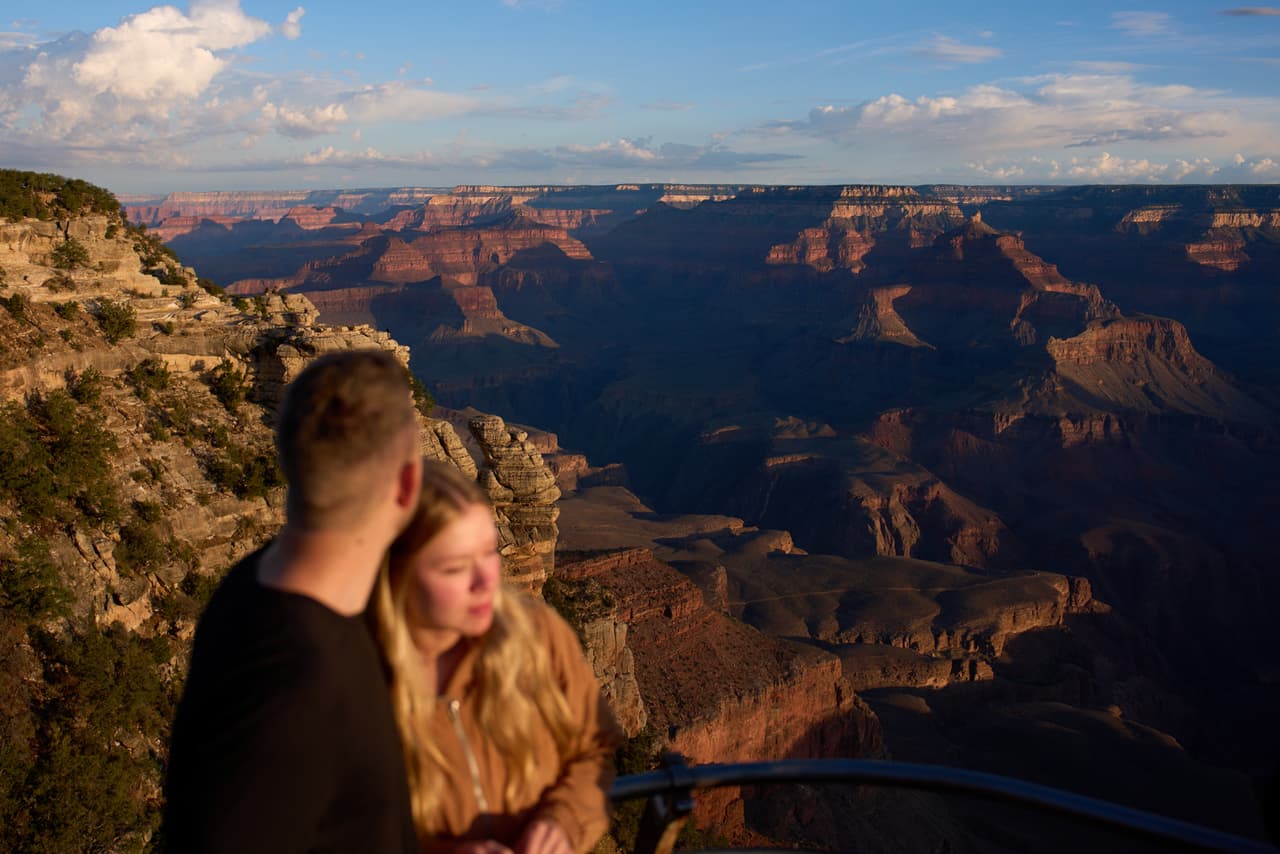 En cuarto lugar se encuentra el Gran Cañón, ubicado en el estado de Arizona, Estados Unidos. Este impresionante destino es famoso por sus enormes formaciones rocosas y sus espectaculares paisajes.