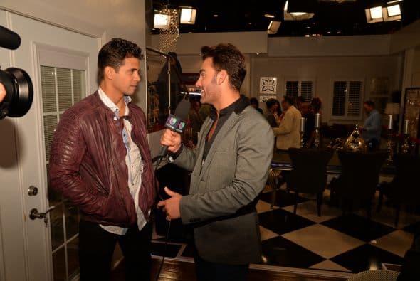 "Voltea Pa' Que Te Enamores" comenzó las grabaciones con el tradicional claquetazo. Esta nueva telenovela contará con las actuaciones de Pedro Moreno, María Elena Dávila, Cristina Bernal, Frances Ondiviela, Cecilia Gabriel, Harry Geithner, Fernando Carrera, Roberto Matheus, Victor Cámara, Lupita Ferrer, Eduardo Serrano, William Valdez, Nastasha Dominguez, Maite Embil, Adrian Di Monti, Mariet Rodriguez, Mijail Mulkay, Ariel López Padilla, Mauricio Mejías, y Alfredo Huereca.