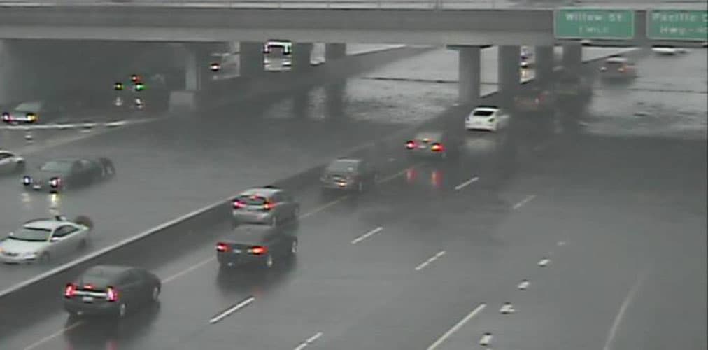 La autopista 710 a la altura de Pacific Coast Highway quedó inundada debido a las lluvias que se han registrado este domingo en el sur de California.