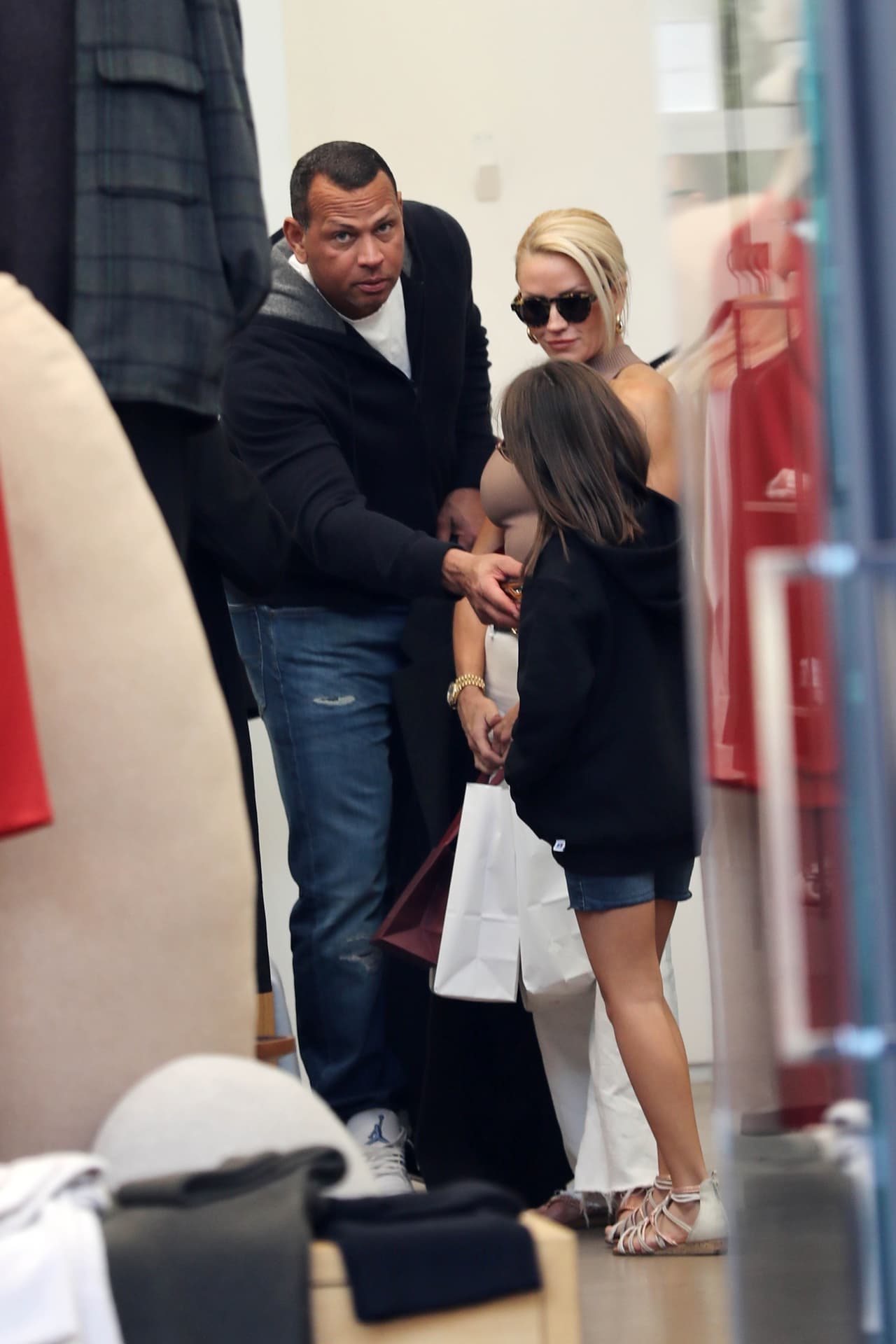 Sephora, Aritzia y Vince fueron algunas de las tiendas en las que el grupo realizó compras durante las horas posteriores. 
<br>