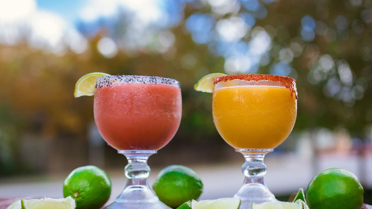 <b>The Studewood Cantine </b>ubicado en 1111 Studewood St. suite A, con cuatro estrellas recibe halagos por sus bebidas. “Su margarita es bastante dulce y agría (que personalmente, me encanta) su tequila es casero y es Cabo Wabo, uno de mis favoritos”, señala Josie C.