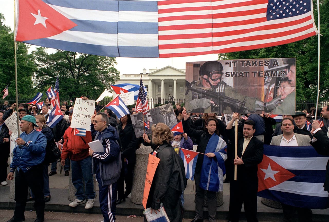 Manifestantes frente a la Casa Blanca, en Washington, piden al Presidente que mantenga a Elián González en el país. La foto es del 27 de abril de 2000.