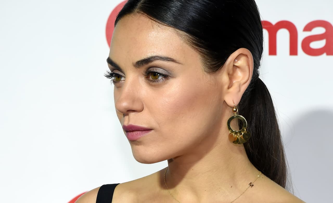 Sin duda, Mila Kunis es el perfecto ejemplo del sueño americano. Mila no podría sentirse más orgullosa de sus orígenes y de lo duro que trabajaron sus padres para construirse una vida en su nuevo país.