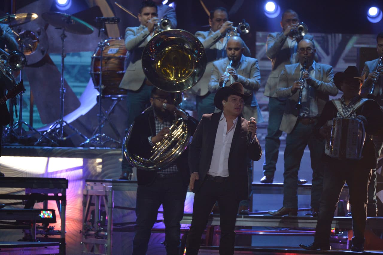 Con el micrófono en la mano nos demostró una vez más de qué está hecho Julión Álvarez.