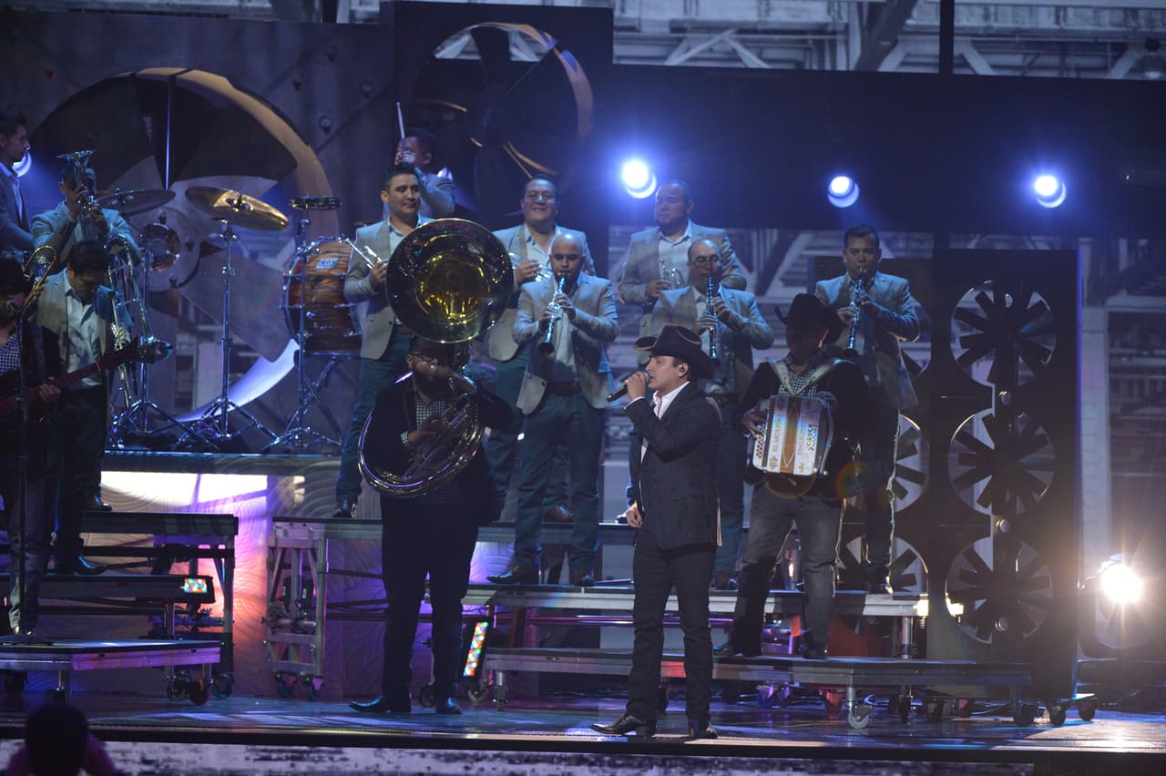 Y no es para menos, pues su romántico tema despertaba sentimientos encontrados en su público.