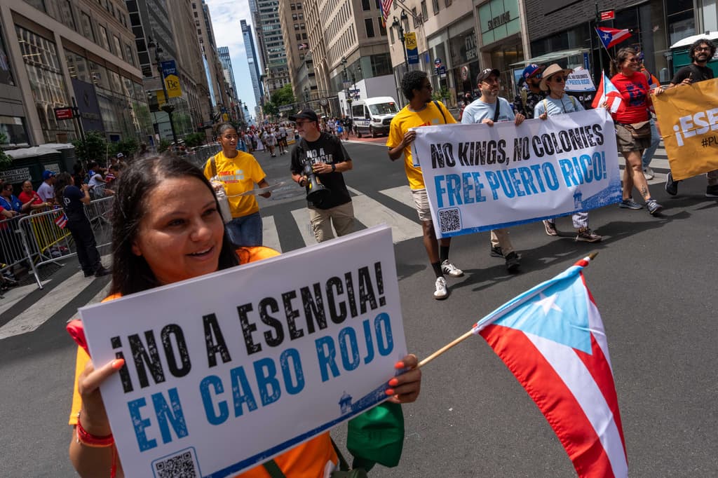 Este año, formaron parte del Desfile Nacional Puertorriqueño en Nueva York reclamos en contra del 
<b>proyecto Esencia</b>, que se propone para la ciudad de Cabo Rojo, en el extremo suroeste de Puerto Rico.
<br>También un grupo cargó un letrero con el mensaje que, traducido del inglés, leía: 
<b>"Ni reyes, ni colonias. ¡Puerto Rico Libre!"</b>.