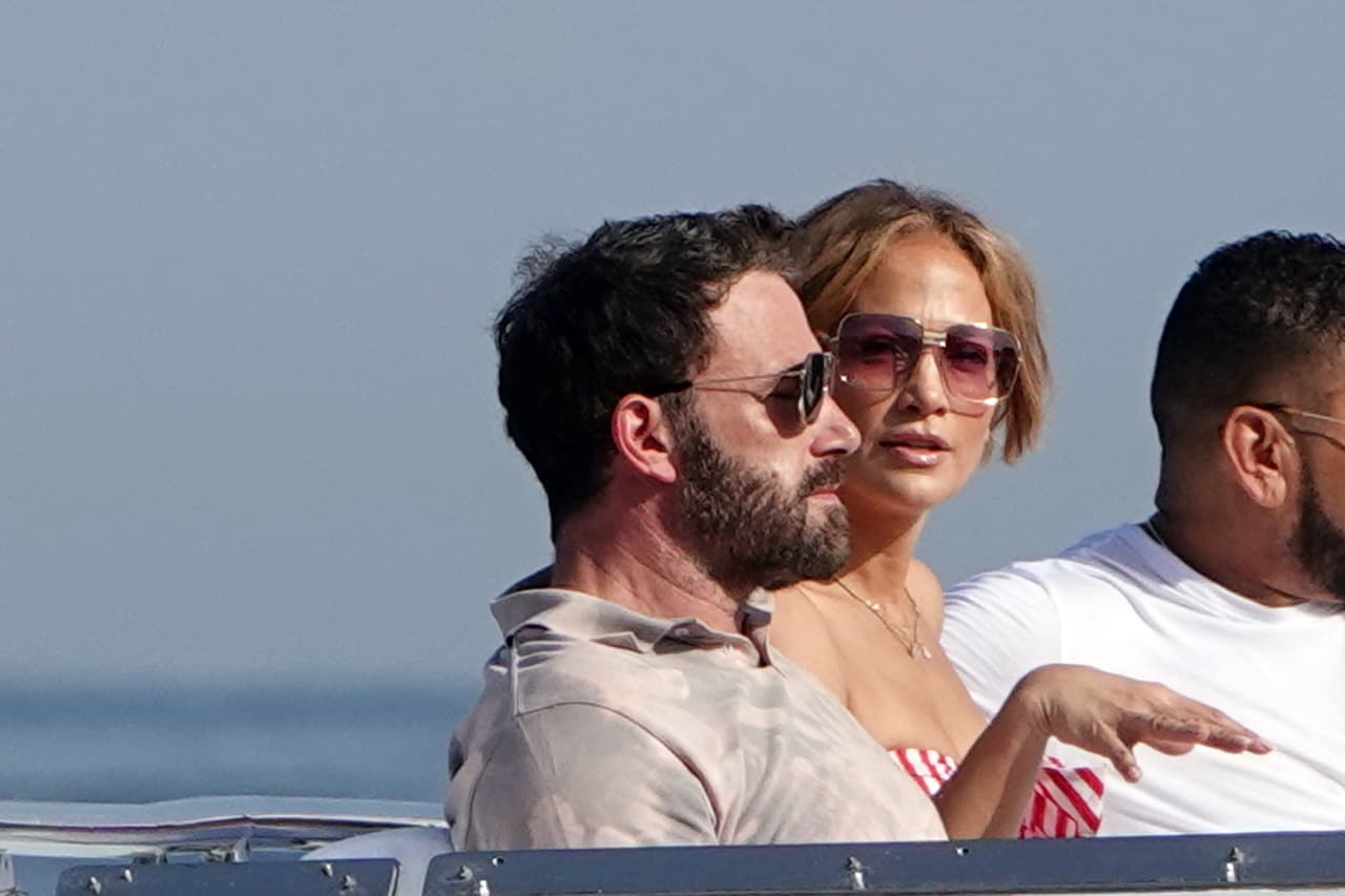 Ben Affleck eligió una playera polo con tonos grises y rosados, pantalones beige y tenis blancos.
<br>