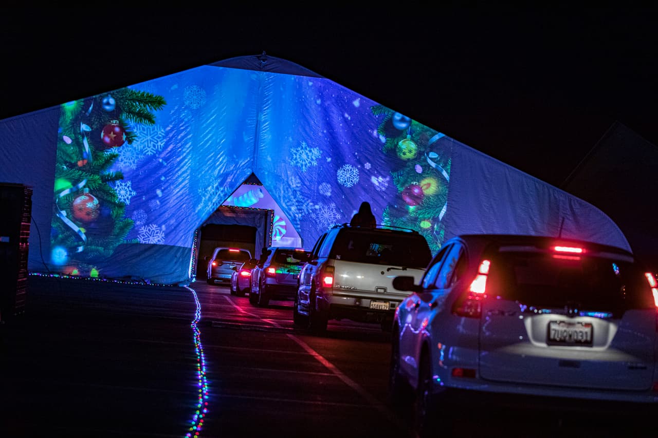 <b>Todo, todo, desde el auto (7 de diciembre).</b> Bodas, conciertos, graduaciones, confesiones, votaciones, compras, funerales, fiestas y hasta mítines políticos
<a href="https://www.univision.com/noticias/salud/bodas-conciertos-y-confesiones-todo-desde-tu-auto-fotos-fotos"><u>se hicieron este año desde los autos</u></a>. En la fotografía, un espectáculo de Navidad para ser visto desde los autos en Del Mar, California.