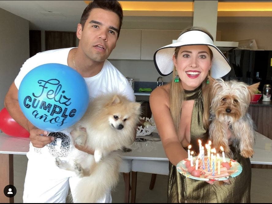 "Pido mucha cadena de oración por mi esposa Stefanía", suplicó al aire, "
<b><a href="https://www.univision.com/entretenimiento/ella-es-la-nueva-novia-de-emir-pabon-del-grupo-cana-real-antes-canaveral-video" target="_blank">es una pesadilla</a></b> lo que estamos viviendo". 
<br>