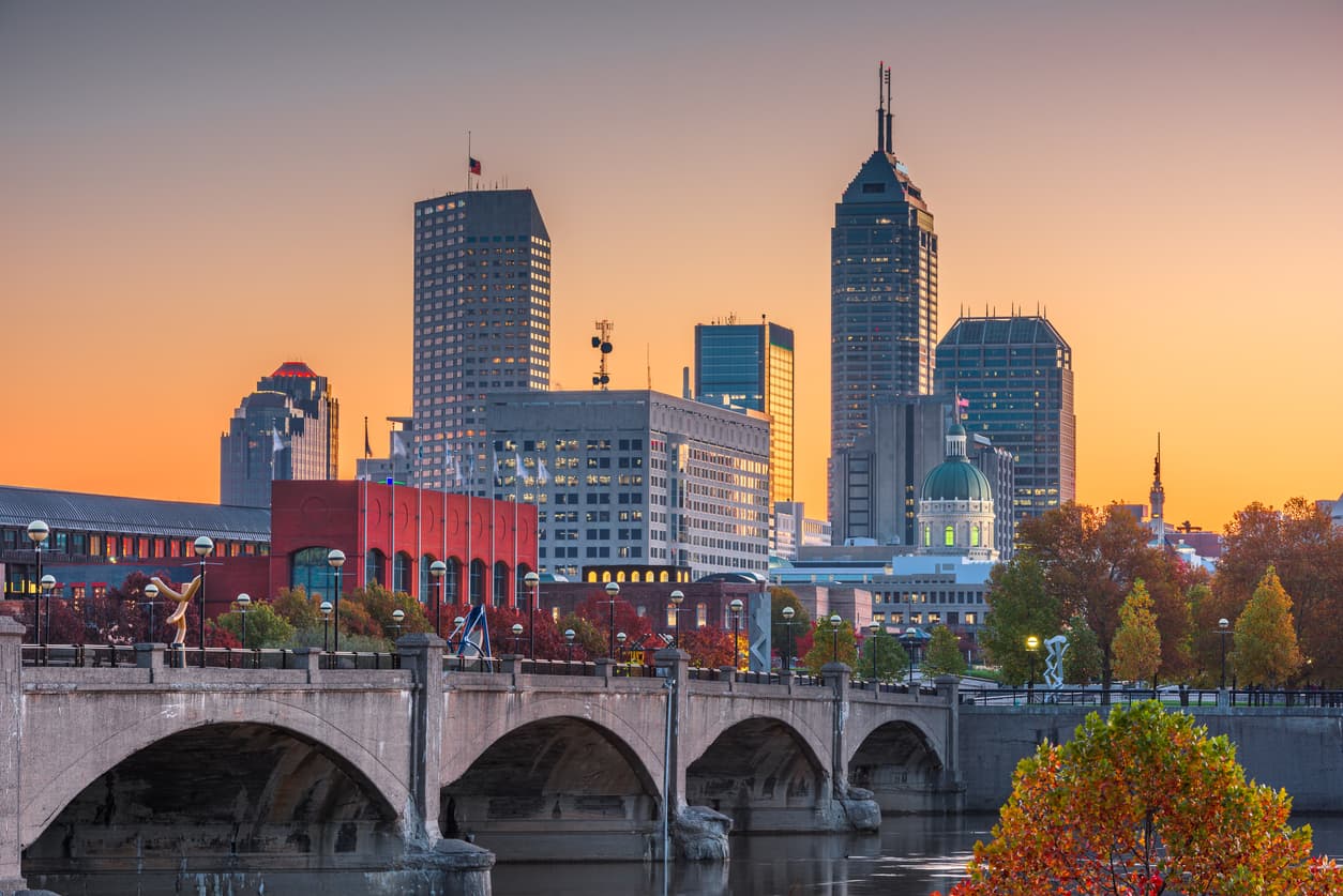 <b>En Indianapolis, Indiana</b>
<br>
<br>🔘 El ingreso medio en esta ciudad es de $50,813 al año.
<br>🔘 El ingreso que se recomienda tener para poseer una casa es de $61,434.55
<br>🔘 El ingreso que se recomienda tener si vas a alquilar una vivienda es de $61,458.55